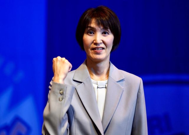 파이팅 포즈 취한 요시하라 흥국생명 감독