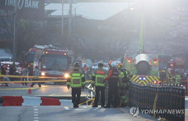 저녁까지 이어지는 구조작업