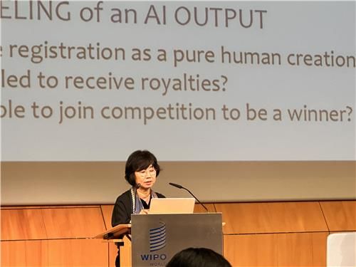 WIPO 저작권상설위원회에서 주제 발표 중인 정향미 문체부 저작권국장