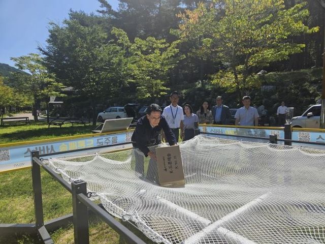 배달점에서 드론이 배송한 물품 수령하는 이순걸 울주군수