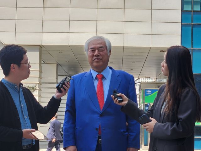 질문에 답하는 전광훈 사랑제일교회 목사