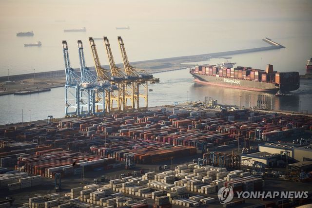 스페인 바로셀로나항의 화물선 터미널