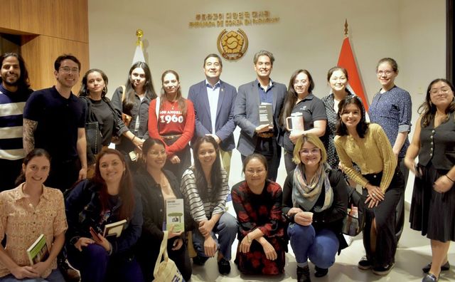 함께 모인 파라과이 한국 독서토론회 참석자들