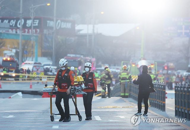 저녁까지 이어지는 구조작업