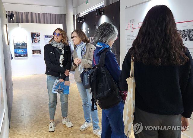 제주 4·3 기록물 살펴보는 현지 관람객들