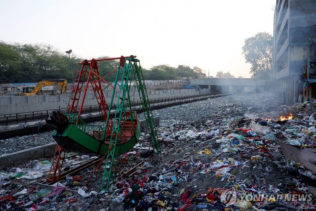 인도 델리에 쌓인 쓰레기