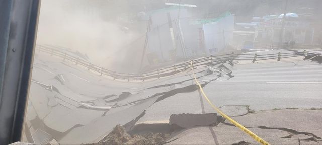 지하터널 공사 붕괴로 일어난 희뿌연 먼지