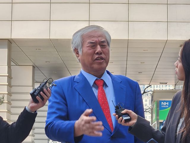 질문에 답하는 전광훈 사랑제일교회 목사