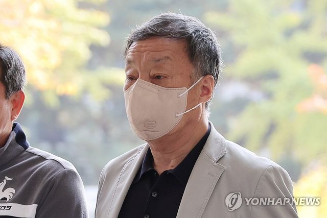 선고공판 출석하는 윤우진