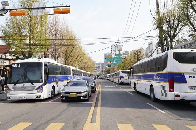 10일 오후 차량 통행이 가능해진 헌재앞 도로