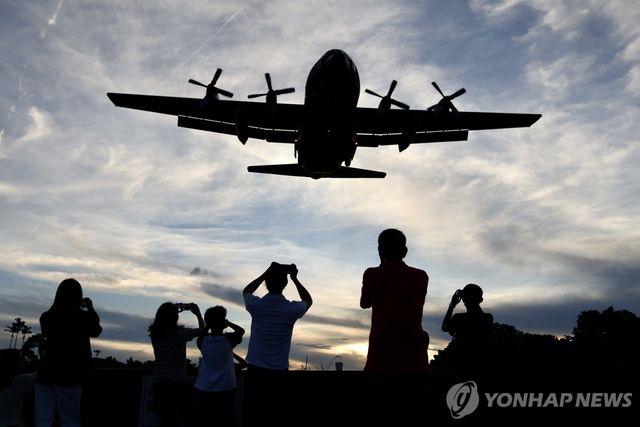 대만 송산공항에 착륙하는 미국제 C-130 허큘리스 수송기