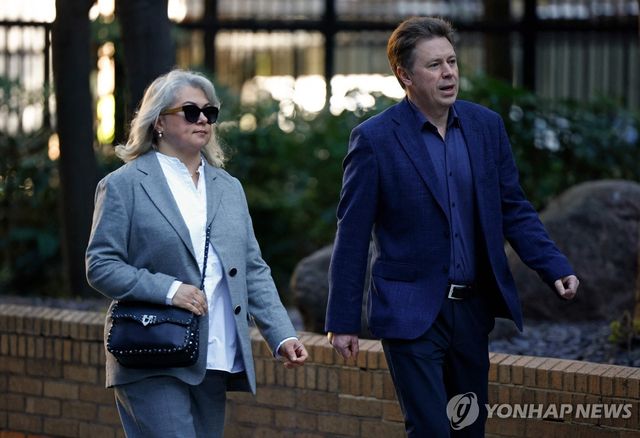 부인과 함께 법원에 출석하는 옵샨니코프