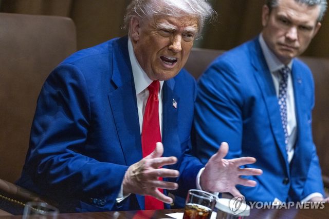 백악관에서 취재진 질의에 답하는 도널드 트럼프 미 대통령