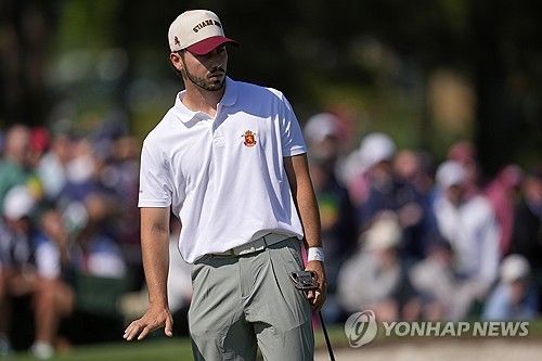 그린에서 구르는 볼을 지켜보는 호세 루이스 바예스테르. 