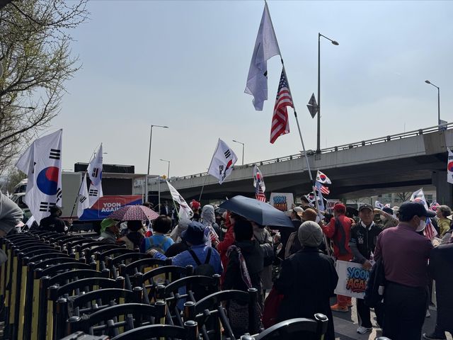 관저 앞 윤석열 전 대통령 지지자