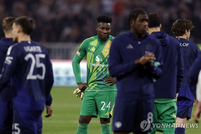 아쉬운 표정을 짓은 맨유의 골키퍼 앙드레 오나나