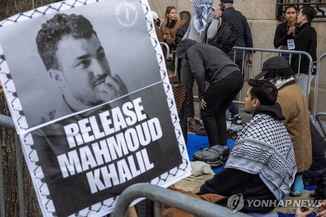지난달 14일 뉴욕 컬럼비아대 앞에서 마흐무드 칼릴의 석방을 촉구하는 시위대