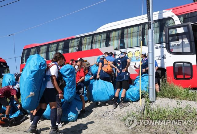 버스에 실리는 스카우트 짐
