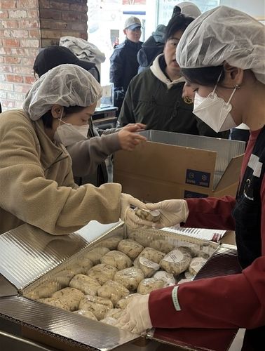 산불 피해 어르신을 위한 주먹밥 만들기 봉사 현장
