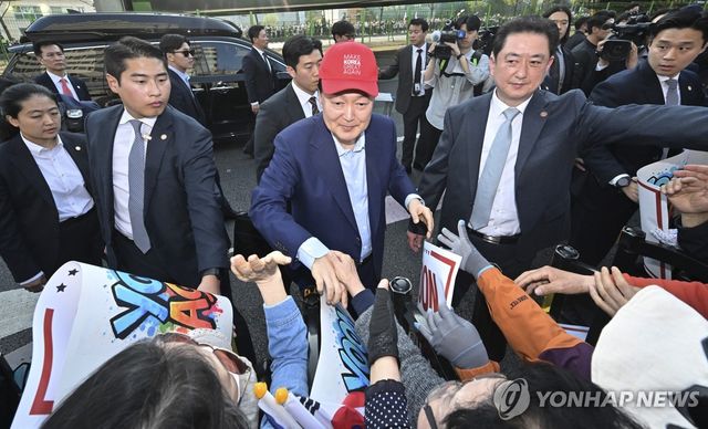 관저 앞 지지자들과 인사하는 윤 전 대통령