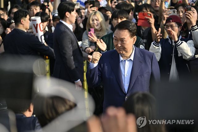 관저 나와 지지자들과 인사하는 윤 전 대통령