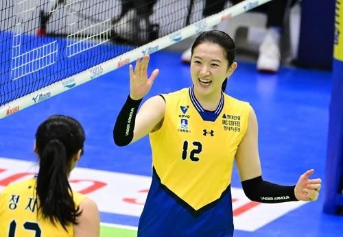 현대건설에서 뛰었던 미들블로커 이다현(오른쪽)