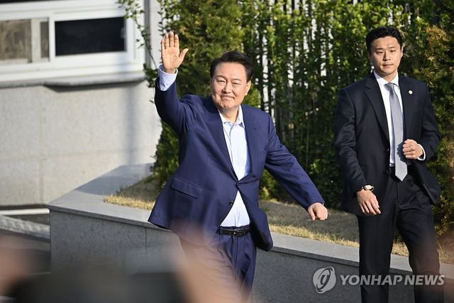 손 흔들며 관저 나서는 윤 전 대통령