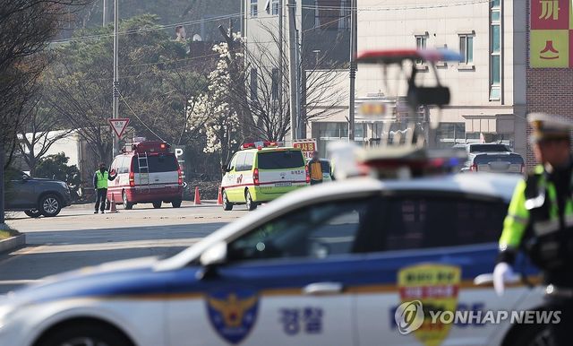 도로 통제하는 경찰