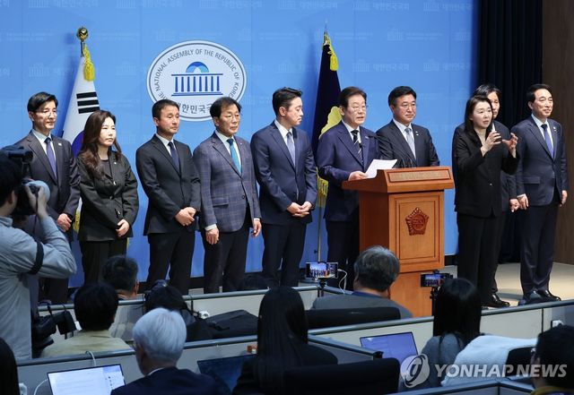 캠프 인선 소개하는 이재명 전 대표