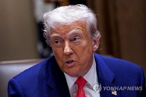 10일(현지시간) 백악관 각료회의 참석한 도널드 트럼프 미국 대통령