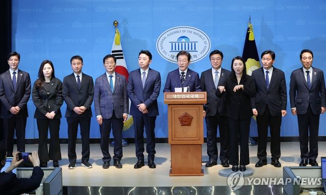 캠프 인선 소개하는 이재명 전 대표