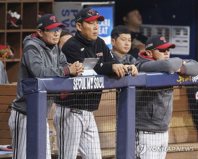 경기 지켜보는 LG 염경엽 감독