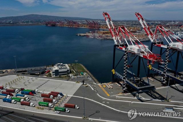 수출입 컨테이너가 놓인 미국 캘리포니아 롱비치 항구