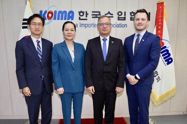 윤영미 한국수입협회장(가운데 왼쪽) 예방한 주한 체코 대사(가운데 오른쪽)