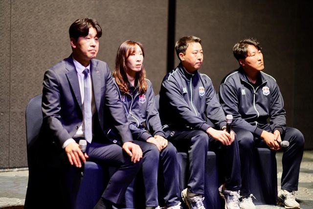 폭행 혐의 피소에 해명하는 김종민 한국도로공사 감독(맨 왼쪽)