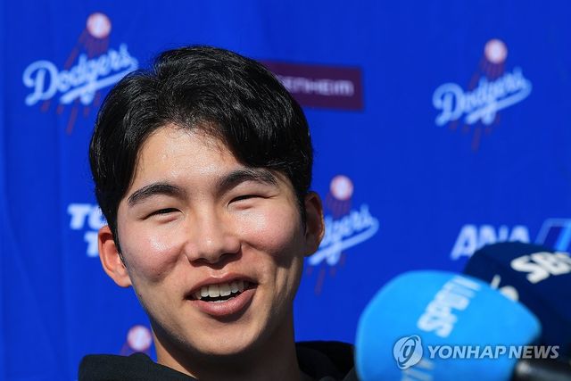 밝은 표정으로 인터뷰하는 다저스 김혜성