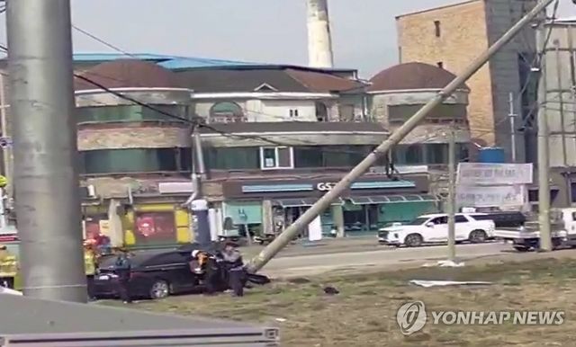 기울어진 전봇대