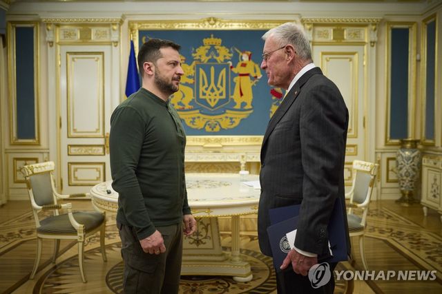 2월 20일(현지시간) 우크라이나 키이우를 방문한 켈로그 특사를 젤렌스키 대통령이 접견하고 있다. 