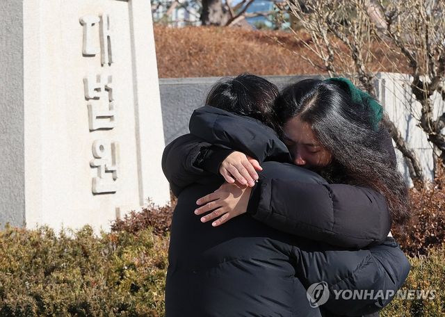 눈물 흘리는 전세사기 피해자들