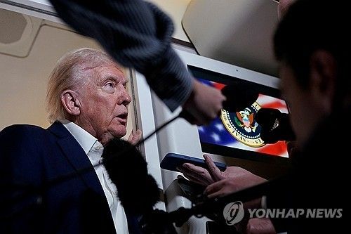 언론과 문답하는 트럼프