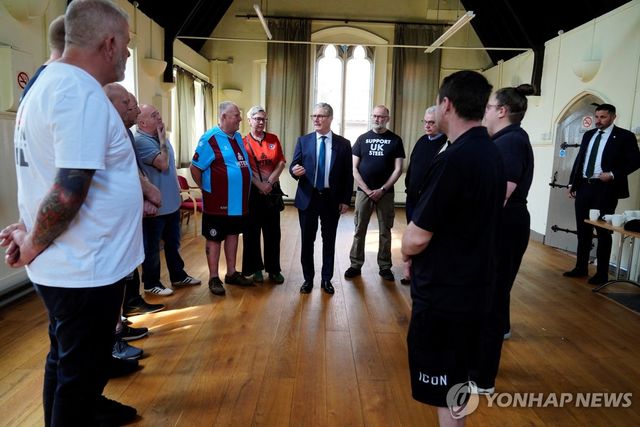 스컨소프 인근에서 브리티시 스틸 직원들과 만난 스타머 총리