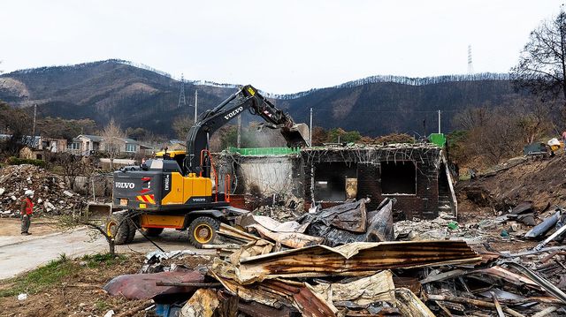 영덕 산불 피해 주택 철거 시작