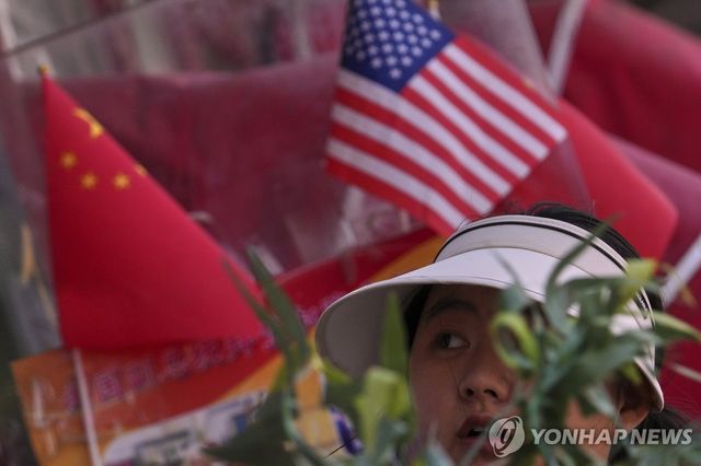 중국 베이징의 한 상점에 걸린 미국과 중국 국기