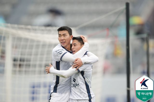 득점을 기뻐하는 김천 상무의 이동준(오른쪽)