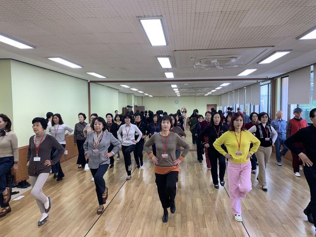 울산시니어초등학교에서 진행된 시니어모델반 수업