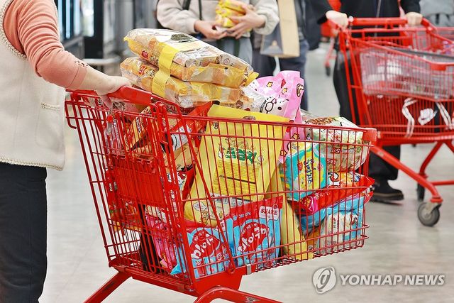 마트에서 장 보는 시민