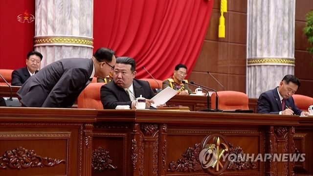 2023년 제8차 전원회의 확대회의에서 조용우너 조직비서와 대화하는 김정은