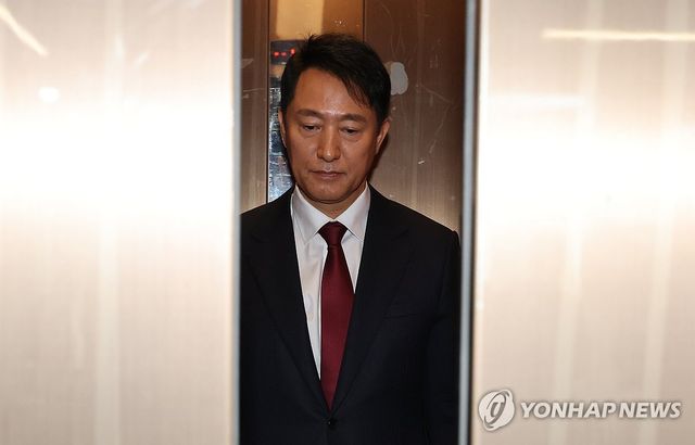 국민의힘 당사 나서는 오세훈 서울시장