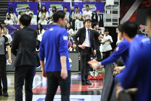 아쉬워하는 송영진 감독