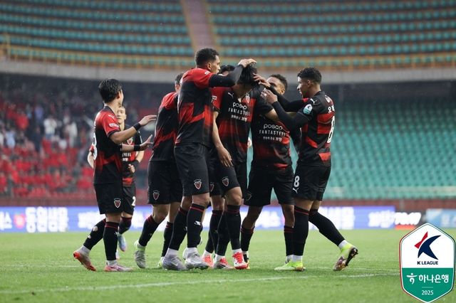 골세리머니를 펼치는 포항 선수들